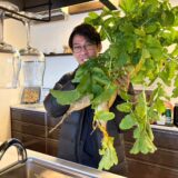 社長も思わずにっこり😊立派な大根をいただきました🥬　【橋本工務店】