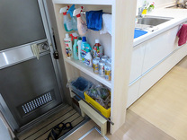 死角になる側には壁の厚みを生かした棚が!!掃除用具などさっと取れて便利です。