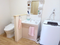 左からトイレ、洗面化粧台、洗濯機。つなげた分空間が広く使えます。