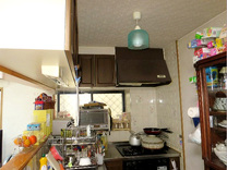 L字のキッチンで冷蔵庫や食器棚の置き場所がなく広さの割に使い勝手の悪いキッチンとなっていました。