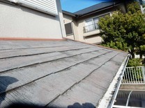 特に屋根は塗装してから2~3年でこんな状態だったみたいです。見た感じですが、おそらく水性の塗料で耐久性の低い塗料で施行されたと思われます。