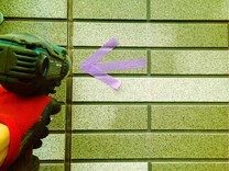 既存のコーキングを撤去していきます。